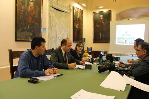 19.2.2014 Ramon Royes, paer en cap, Marc Holgado, regidor de Cultura, i Carme Bergés, directora del Museu Comarcal presentant el programa d’activitats  Cervera -  paeria