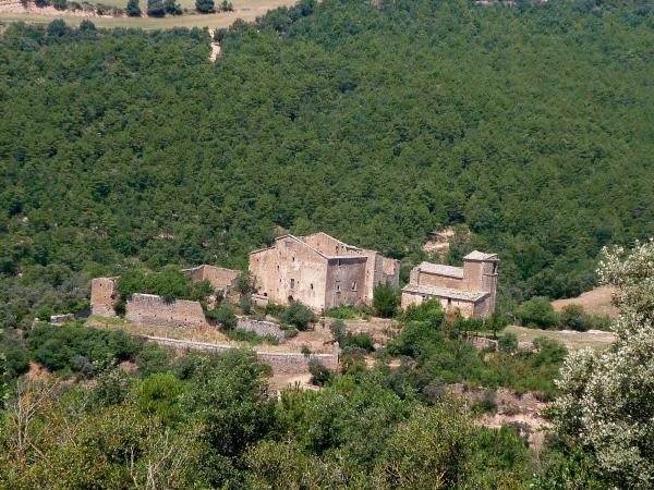 6.4.2013 Un gran castell del s. XI, convertit en època moderna en casal senyorial. Actualment es troba pràcticament en runes  Llanera -  Isidre Blanc