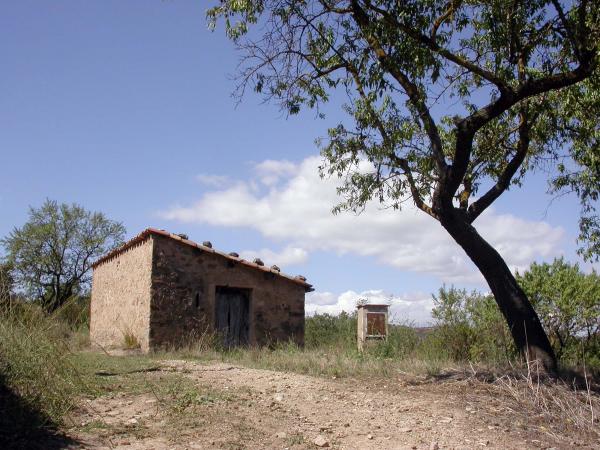 20.4.2014 La cisterna, un element que acompanya sovint la cabana de teulada  Torà -  Ramon Sunyer