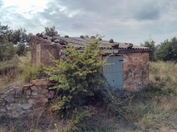 22 de Abril de 2014 Cisterna adossada per recollir l'aigua de la pluja  Vall del Llobregós -  Ramon Sunyer