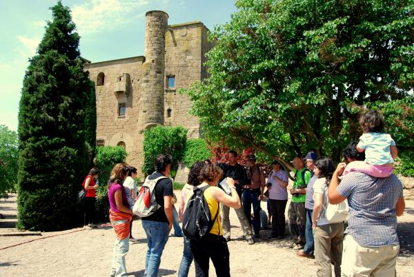 un moment de la visita al castell - molí de Ratera - Ratera un moment de la visita al castell - molí de Ratera - Ratera
