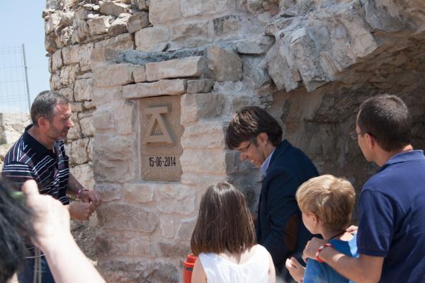 15 de Juny de 2014 V Festum Castrum - Descobriment de la primera pedra pel Sr. Domènec Altarriba, picapedrer i autor de l'obra - 2  Alta-riba -  Miquel Torres