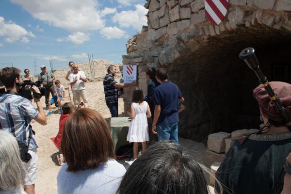 15.6.2014 V Festum Castrum - Descobriment de la primera pedra pel Sr. Domènec Altarriba, picapedrer i autor de l'obra.  Alta-riba -  Miquel Torres