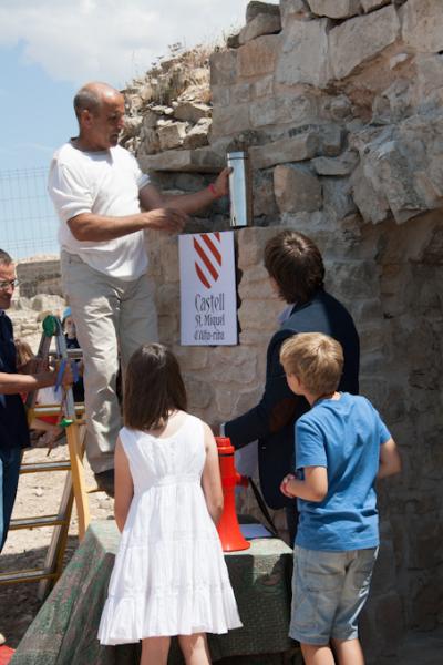 15.6.2014 V Festum Castrum - El Gran Mestre d'obres del Castell intruduint el cilindre testimonial al seu lloc definitiu.  Alta-riba -  Miquel Torres