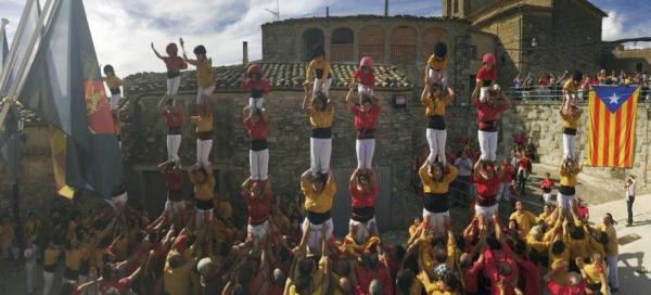 12 de Octubre de 2014 les castelleres formant una senyera amb els seus pilars  Bellprat -  Xicots de Vilafranca