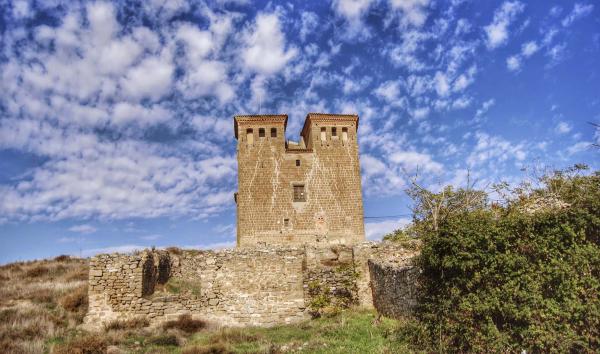 27.10.2014 el castell té dues grans torres bessones quadrades  Montcortès de Segarra -  Ramon Sunyer