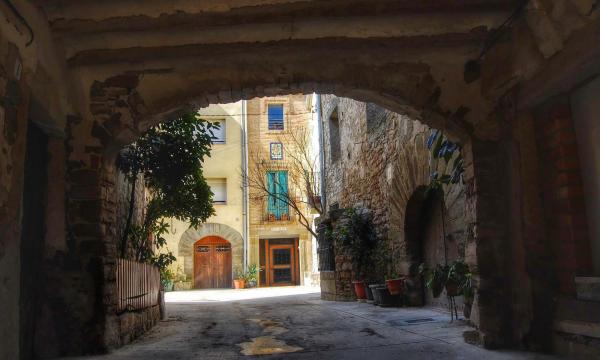 21.2.2015 Portal d'entrada a la plaça Major  Sant Pere dels Arquells -  Ramon Sunyer