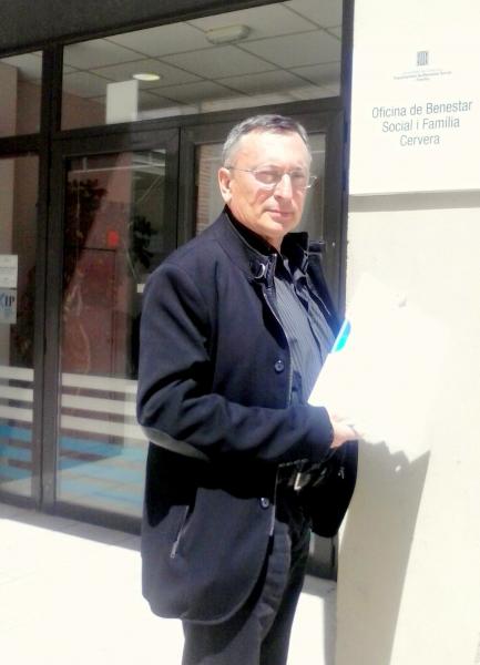 Joan Miquel Camacho, representant de l’Assemblea del Personal de l’Àrea Bàsica de Salut Cervera – la Segarra, amb el plec d'al·legacions -  Joan Miquel Camacho, representant de l’Assemblea del Personal de l’Àrea Bàsica de Salut Cervera – la Segarra, amb el plec d'al·legacions -