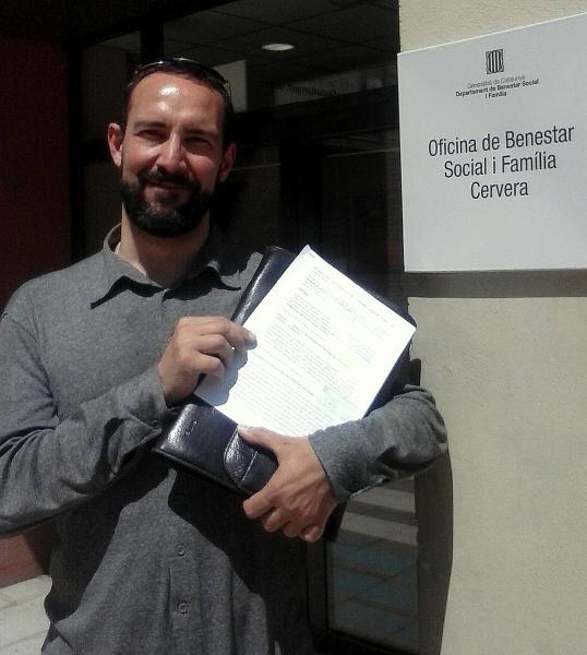 Jaume Moya, secretari del Fòrum l'Espitlera, amb el plec d'al·legacions Jaume Moya, secretari del Fòrum l'Espitlera, amb el plec d'al·legacions