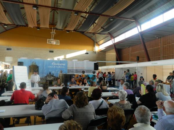 Un centenar de persones van assistir a la taula rodona - Cervera