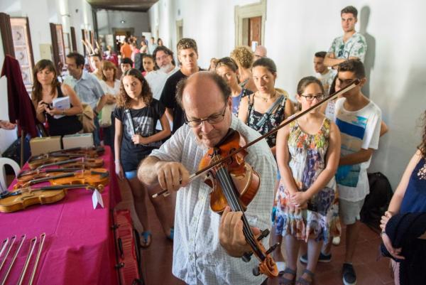 22.7.2015 Tocant el violí ex Menuhin del 1933  Cervera -  Jordi Prat