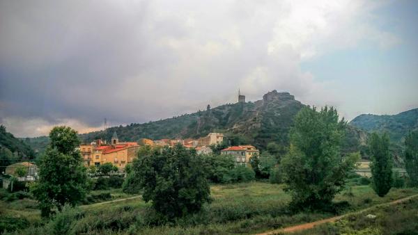 27.9.2015 vista del poble  Castellfollit de Riubregós -  Ramon Sunyer