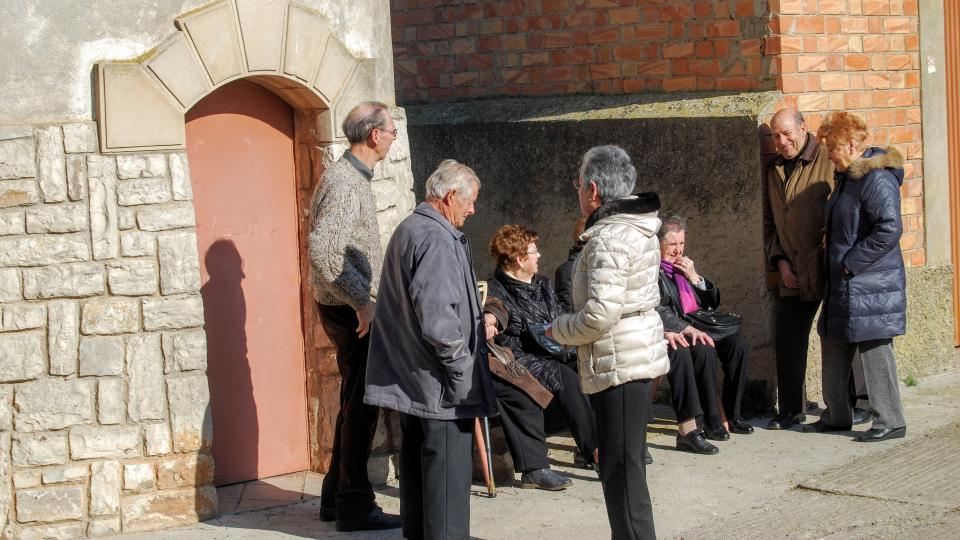 24.1.2016 gent a la sortida de missa  El Canós -  Ramon Sunyer