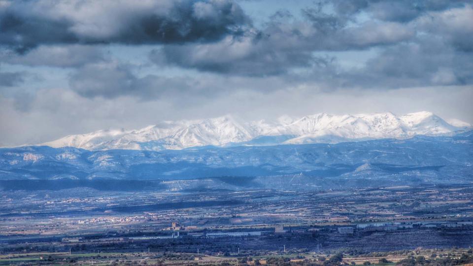 8.2.2016 El Pirineu nevat de fons  Els Plans de Sió -  Ramon Sunyer