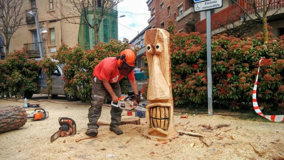 10.4.2016 escultures de fusta tallades amb motoserra  Calaf -  Ramon Sunyer