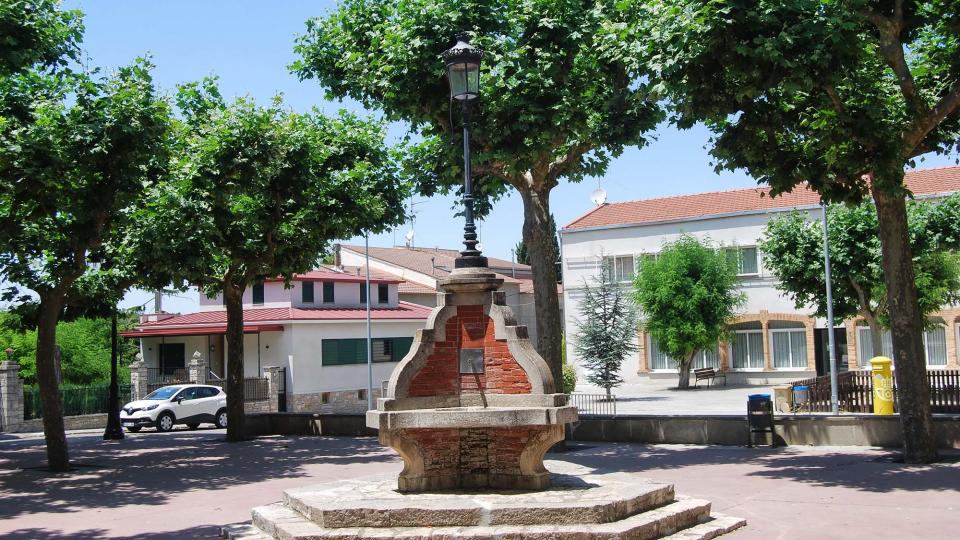 10.7.2016 Font de la Plaça del Doctor Perelló  Sant Guim de Freixenet -  Ramon Sunyer