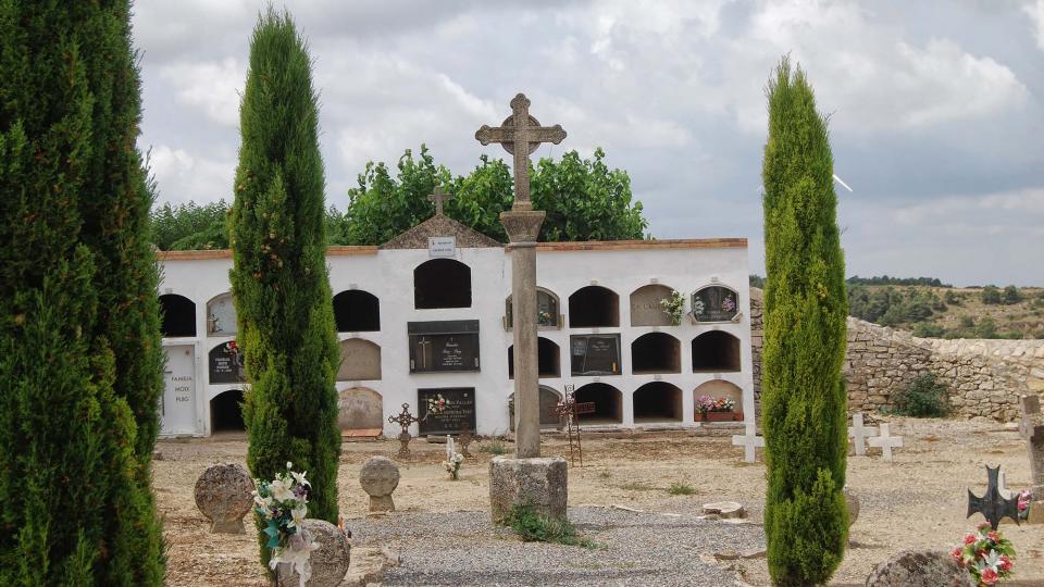 31.8.2016 cementiri amb estel·les  Forès -  Ramon Sunyer
