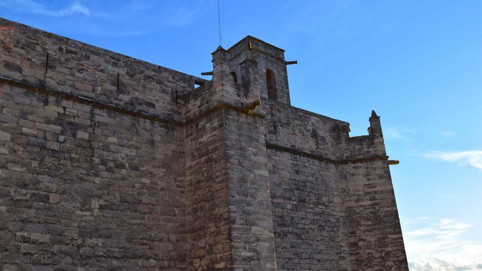 8.10.2016 La coberta superior de l'església és un ampli terrat envoltat d'un mur fortificat amb funcions defensives  Rubió -  Ramon Sunyer