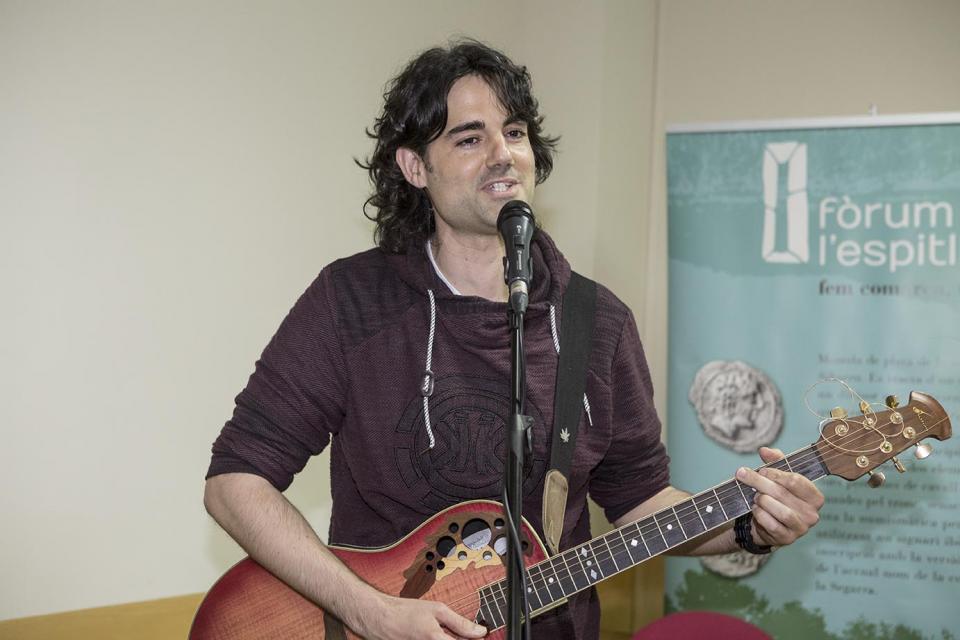 Actuació del cantautor Ramon Mitjaneta a la cloenda del Premi Sikarra - Sant Ramon