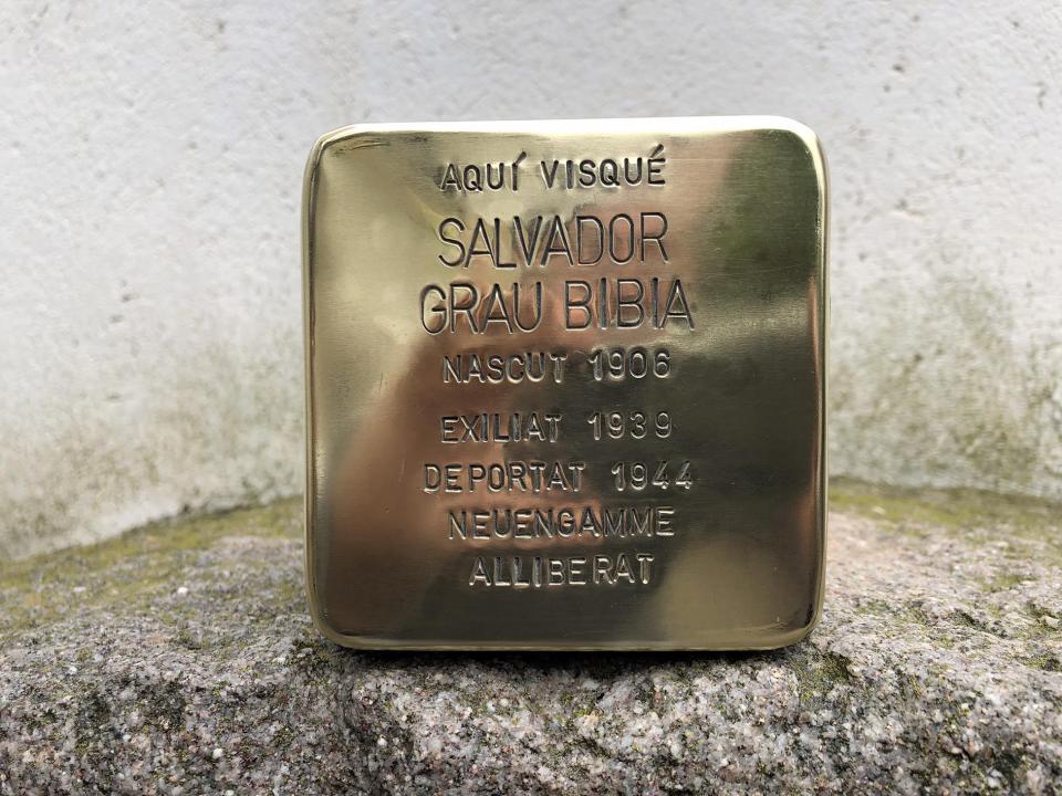 Stolpersteine que es tornarà a instal·lar a Sanaüja en memòria de Salvador Grau Bibià, veí de Sanaüja deportat a Neuengamme