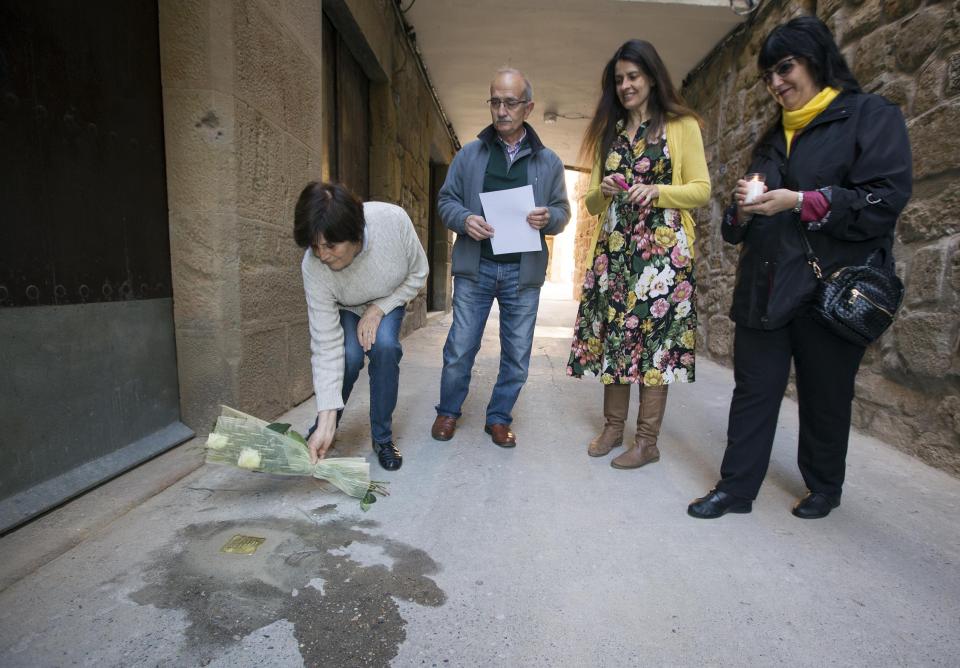 Imatges de l'acte de reposició de la llamborda Stolpersteine en memòria de Salvador Grau a Sanaüja -  Imatges de l'acte de reposició de la llamborda Stolpersteine en memòria de Salvador Grau a Sanaüja -