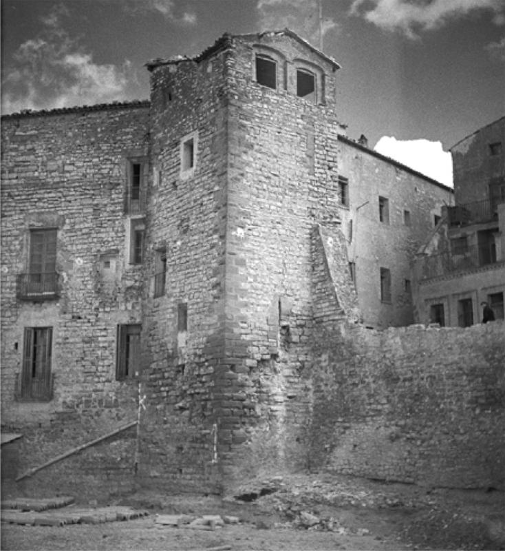Fotografia de la desapareguda Torre de la Cadena, de la muralla medieval de Cervera (entre 1930 i 1935) Claudi Gómez Grau - Cervera Fotografia de la desapareguda Torre de la Cadena, de la muralla medieval de Cervera (entre 1930 i 1935) Claudi Gómez Grau - Cervera