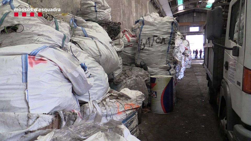 El grup va robar 35 km de cable telefònic i van deixar incomunicats més de 6.000 usuaris de poblacions de l’Alt Empordà, el Bages i la Segarra -  El grup va robar 35 km de cable telefònic i van deixar incomunicats més de 6.000 usuaris de poblacions de l’Alt Empordà, el Bages i la Segarra -