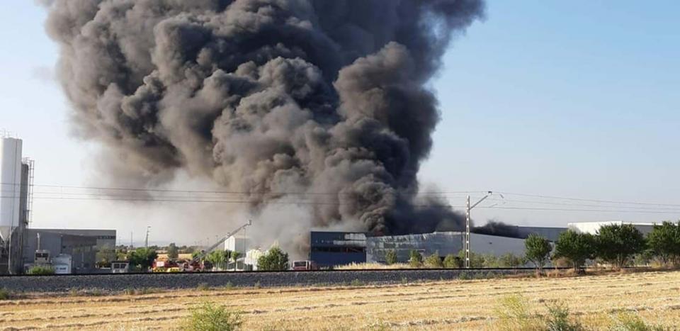 El foc ha calcinat la factoria d’Iberspa, una indústria de fabricació de piscines d'hidromassatge, a Cervera - Cervera El foc ha calcinat la factoria d’Iberspa, una indústria de fabricació de piscines d'hidromassatge, a Cervera - Cervera