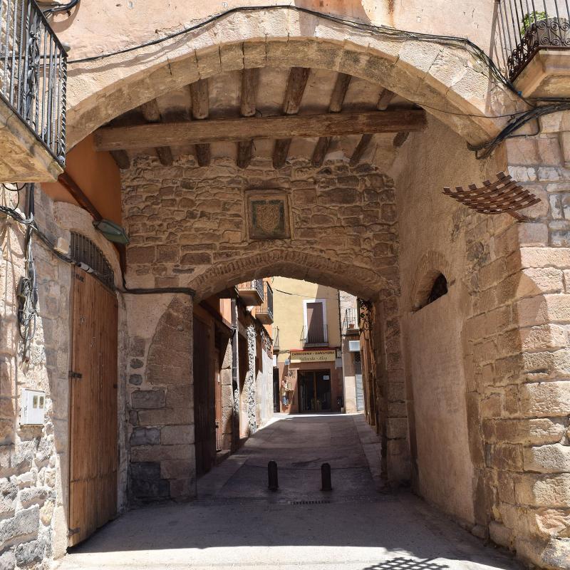 16.7.2017 Portal de la plaça Major o de Guimerà  Verdú -  Ramon Sunyer