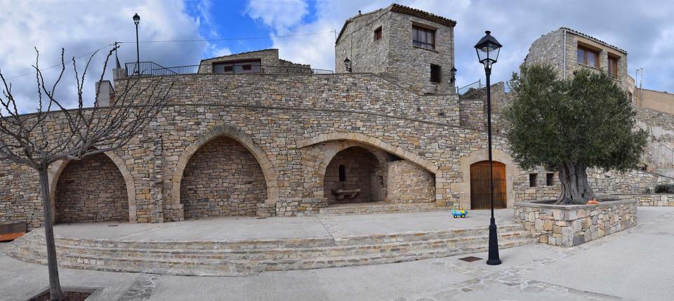 12.3.2017 Panoràmica de la plaça  Forès -  Ramon Sunyer