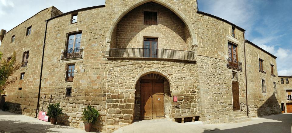 3.10.2021 El castell amb la façana restaurada  Les Pallargues -  Ramon Sunyer