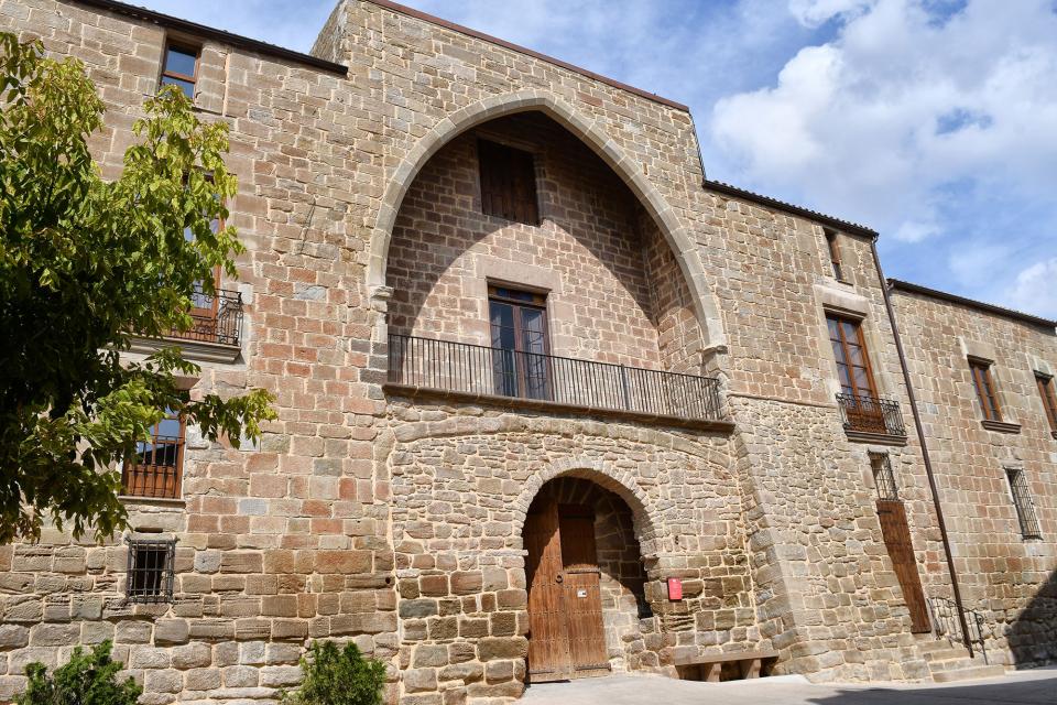 03.10.2021 El castell amb la façana restaurada  Les Pallargues -  Ramon Sunyer