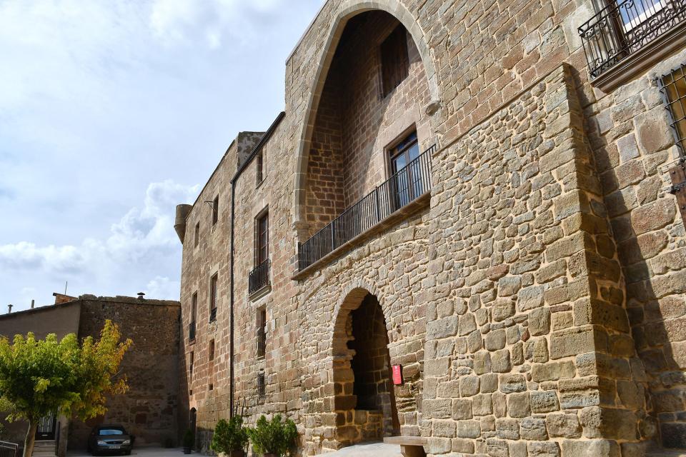 03.10.2021 El castell amb la façana restaurada  Les Pallargues -  Ramon Sunyer