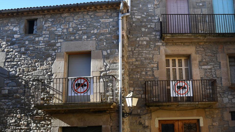 Les cases del Canós llueixen banderoles contràries a la macrogranja de porcs - El Canós Les cases del Canós llueixen banderoles contràries a la macrogranja de porcs - El Canós