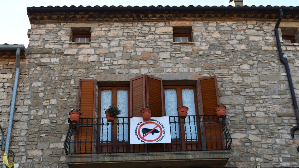 Les cases del Canós llueixen banderoles contràries a la macrogranja de porcs - El Canós Les cases del Canós llueixen banderoles contràries a la macrogranja de porcs - El Canós
