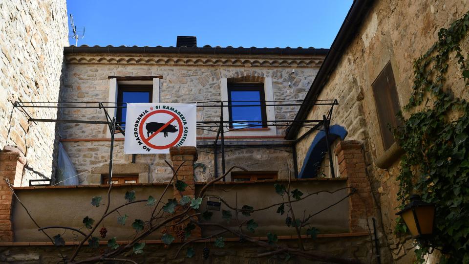 Les cases del Canós llueixen banderoles contràries a la macrogranja de porcs - El Canós Les cases del Canós llueixen banderoles contràries a la macrogranja de porcs - El Canós