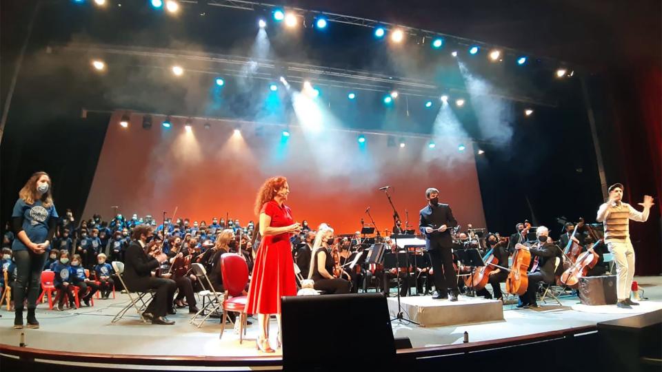 L'actuació conjunta de Dàmaris Gelabert, l'Orquestra Simfònica del Vallès i la Coral Infantil Nova Cervera van emocionar el públic - Cervera L'actuació conjunta de Dàmaris Gelabert, l'Orquestra Simfònica del Vallès i la Coral Infantil Nova Cervera van emocionar el públic - Cervera