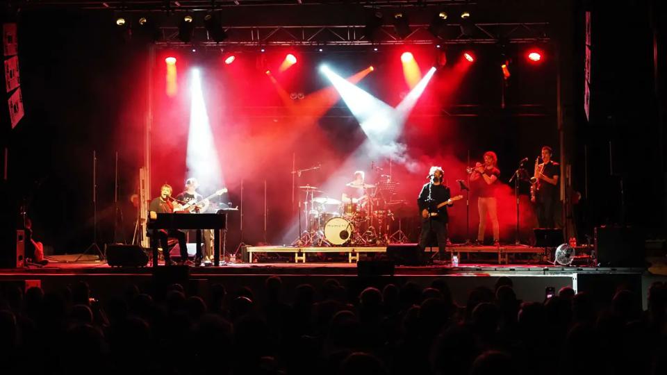 Concert de Manu Guix a Pereres - Calaf Concert de Manu Guix a Pereres - Calaf