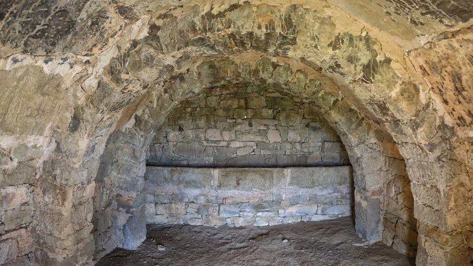 24.3.2024 Cabana del Clot del Brull.  coberta està formada per quatre trams de lloses suportats per tres arcades de pedra  Les Pallargues -  Ramon Sunyer