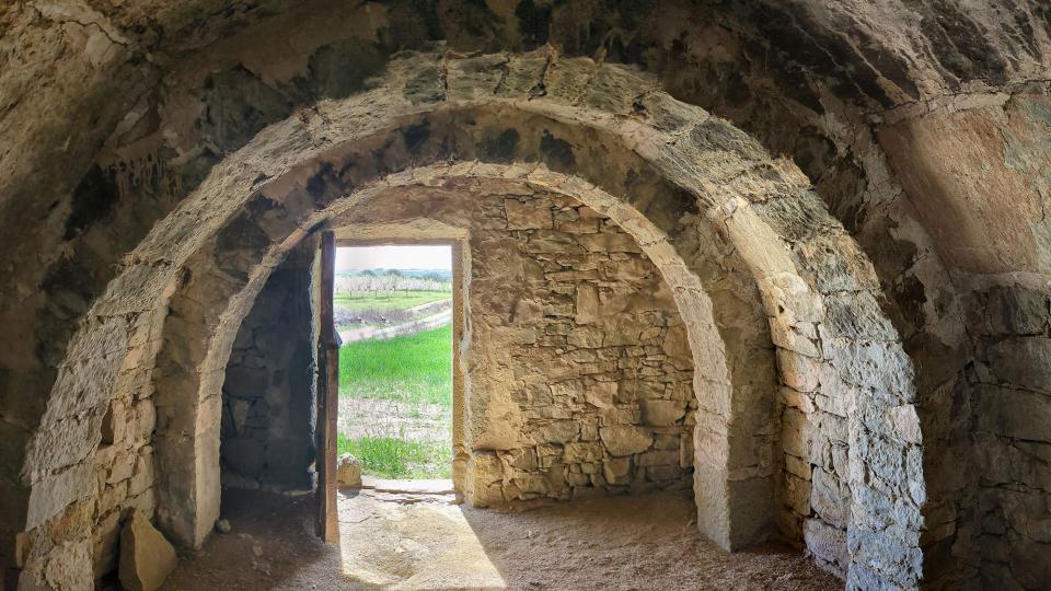 24 de Març de 2024 Cabana del Clot del Brull.  coberta està formada per quatre trams de lloses suportats per tres arcades de pedra  Les Pallargues -  Ramon Sunyer