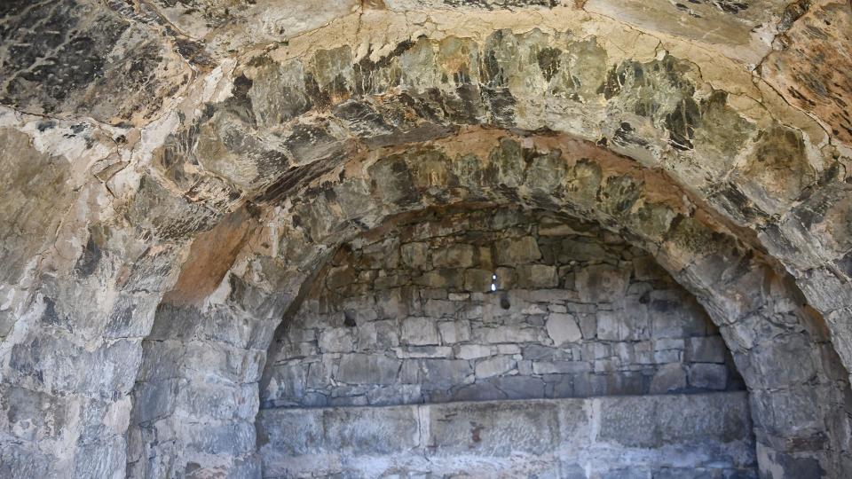 24.3.2024 Cabana del Clot del Brull.  coberta està formada per quatre trams de lloses suportats per tres arcades de pedra  Les Pallargues -  Ramon Sunyer