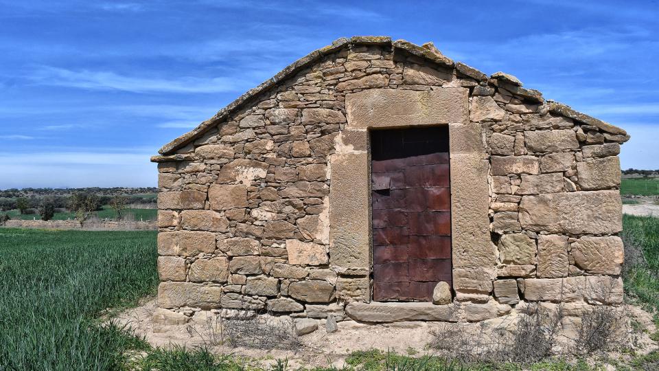 24.3.2024 Cabana del Clot del Brull.  coberta està formada per quatre trams de lloses suportats per tres arcades de pedra  Les Pallargues -  Ramon Sunyer