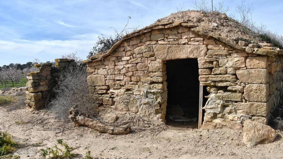 17 de Març de 2024 Cabana del Reguelot del Manel. Coberta formada `per tres trams de lloses suportats per dues arcades de pedra.  Les Pallargues -  Ramon Sunyer