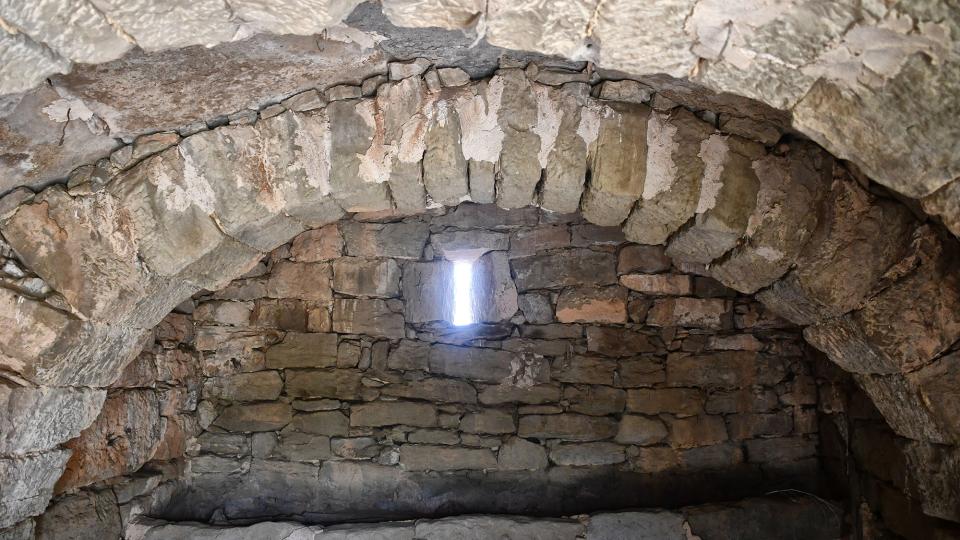 17 de Març de 2024 Cabana del Reguelot del Manel. Coberta formada `per tres trams de lloses suportats per dues arcades de pedra.  Les Pallargues -  Ramon Sunyer