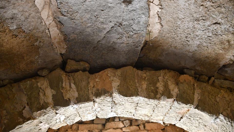 17 de Març de 2024 Cabana del Reguelot del Manel. Coberta formada `per tres trams de lloses suportats per dues arcades de pedra.  Les Pallargues -  Ramon Sunyer