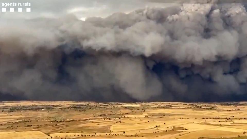 Dos incendis simultanis fora de control a la Vall del Llobregós