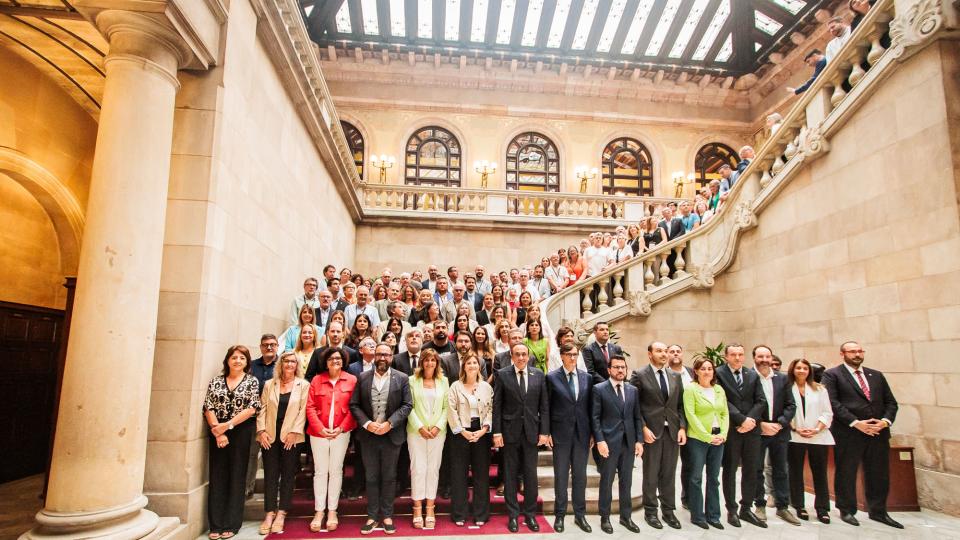 Foto de grup amb els alcaldes i alcaldesses dels municipis rurals que han assistit al ple d'aprovació de l'Estatut de Municipis Rurals