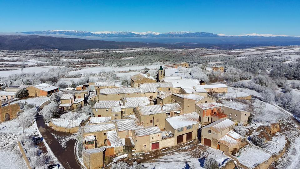 6.1.2026 Vista aèria del poble nevat  Prades de la Molsosa -  Ramon Sunyer