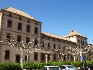 Cervera: 'La Biblioteca Popular està integrada en una edificació que és la seu del Centre Comarcal de Cultura, que acull també el Museu Comarcal i l'Arxiu Històric'...    Avui, la biblioteca té el seu propi edifici.  Giliet de Florejacs