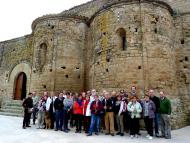 fotografia de grup davant Sant Pere de Talteüll